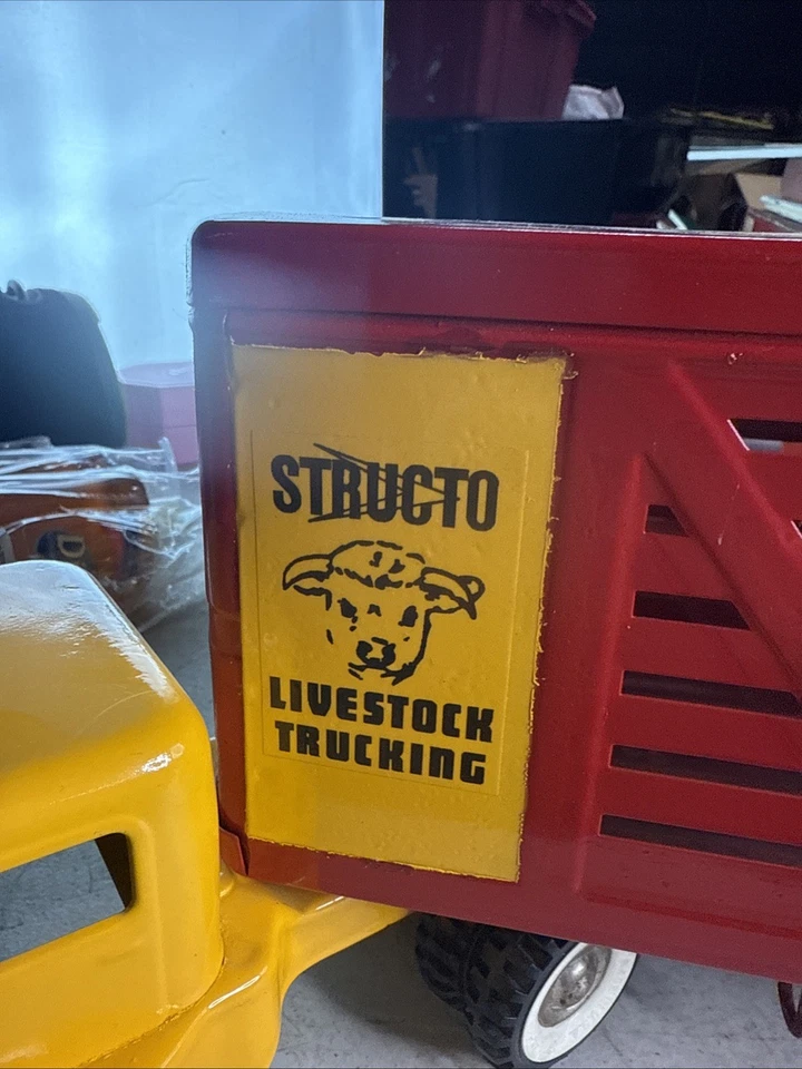 1960 Structo GMC Red Pressed Steel Livestock Semi Tractor Trailer 1:16 scale - Image 3 of 4