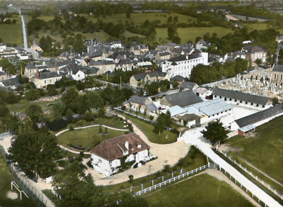 Karte LE BOURGNEUF LA FORET Gesamtansicht aus der Luft mit dem Friedhof