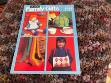 KNITTING AND CROCHET PATTERN BOOK PATONS 8006 Family gifts 