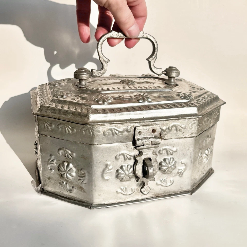 Antigua caja de especias de latón niquelado en relieve octogonal de 5 compartimentos Foto 4 de 4