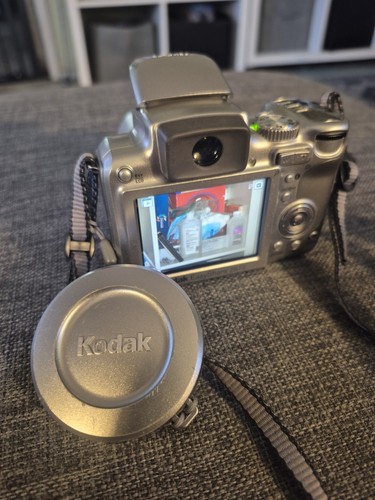 Kodak EasyShare Z612 6.1MP Digital Camera Silver w/Case & 2 Battery + Charger - Picture 3 of 17