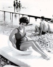 CONNIE FRANCIS HAND SIGNED 8x10 PHOTO+COA        SEXY AT THE BEACH     TO STEVE
