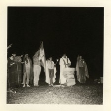 PHOTO ANCIENNE - VINTAGE SNAPSHOT - SCOUTISME SCOUT MESSE NUIT DRAPEAU -SCOUTING