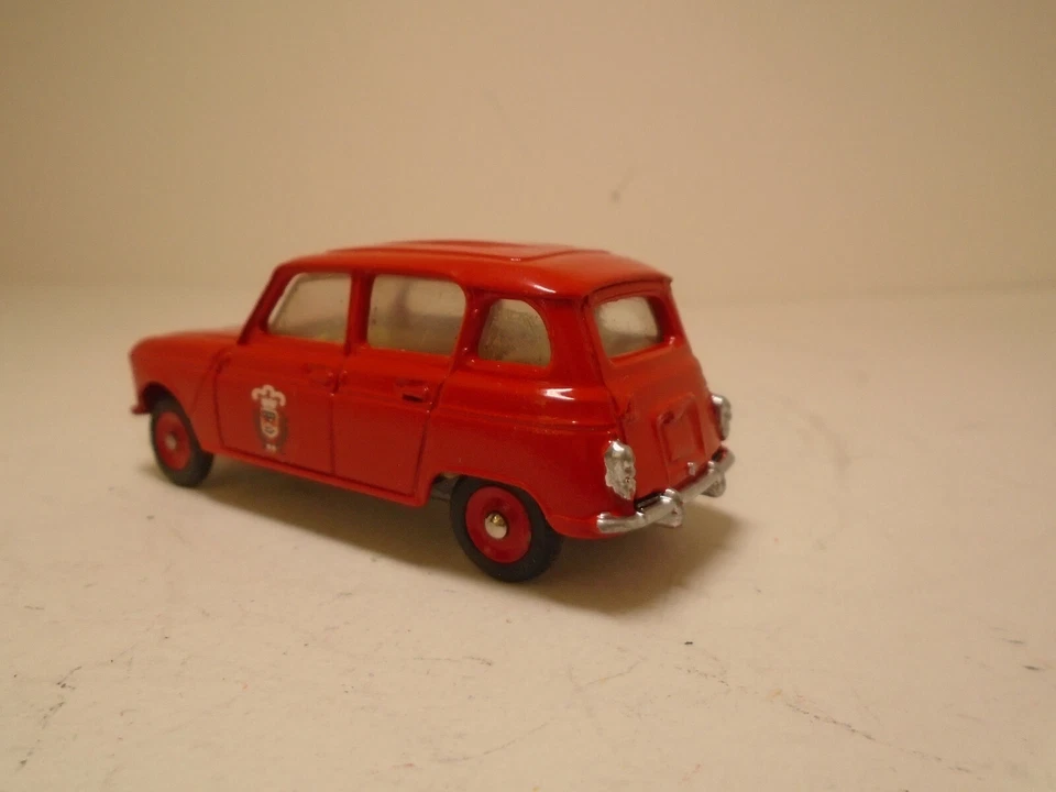 DINKY TOYS MECCANO FRANCE. #518-F,V-5 RENAULT 4L RESTORED POMPIERS NEAR MINTY - Image 4 of 4
