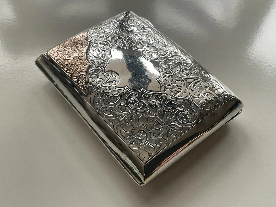 Preciosa caja de cigarrillos de plata maciza y oro de 9 quilates de Smith & Bartlam Birmingham 1908 Foto 2 de 4
