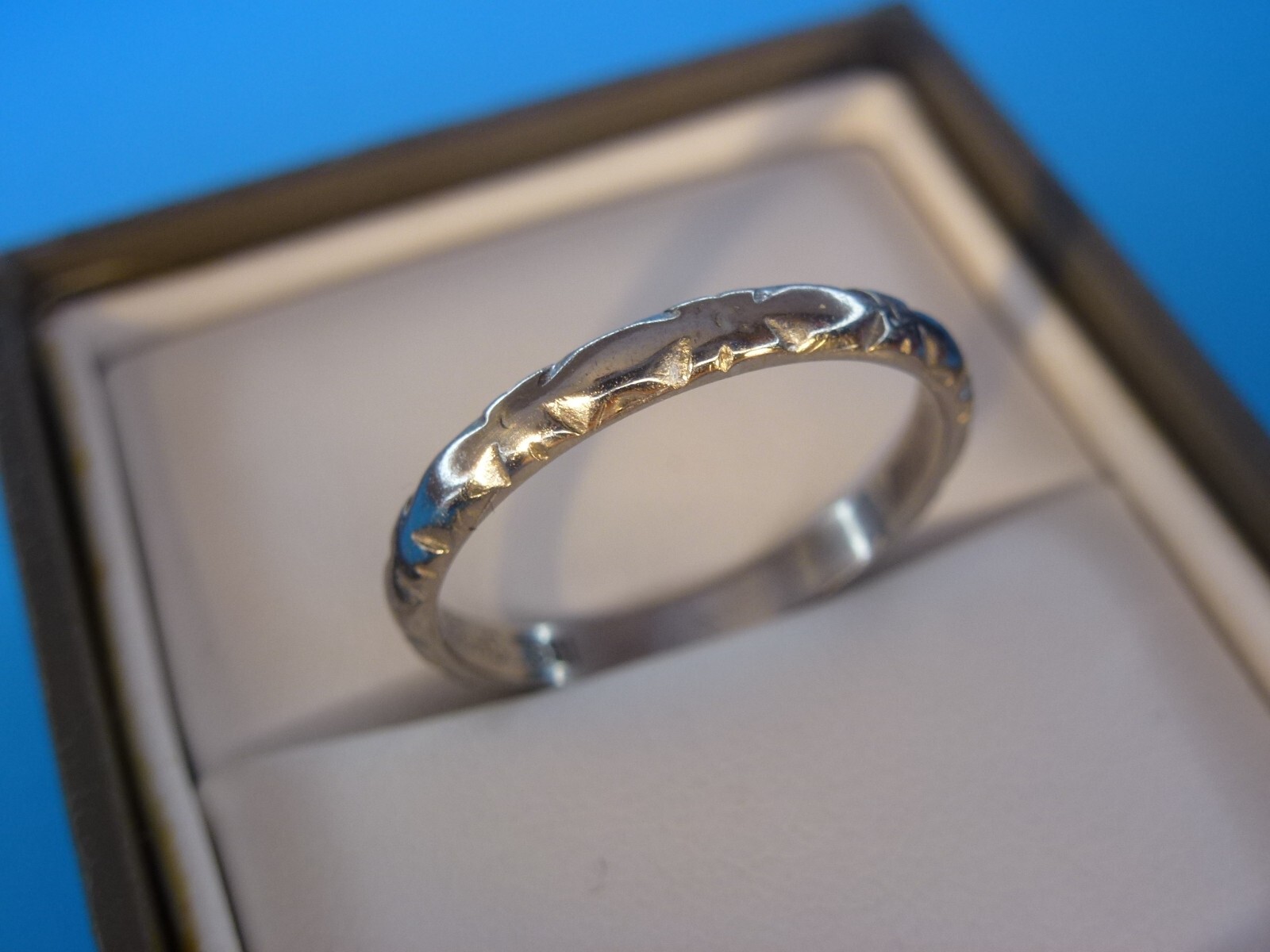 18k 18ct Solid White Gold Patterned Ring. Size O … - image 4