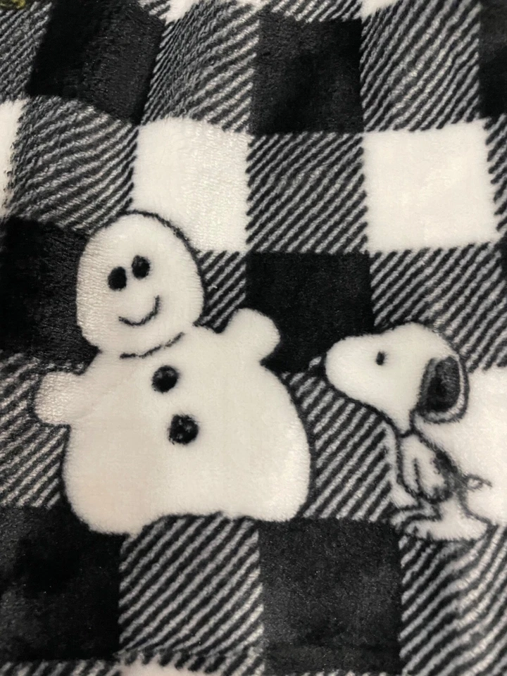 Divertido tiro Snoopy a cuadros blanco y negro VelvetLoft Peanuts 50x70 pulgadas Foto 4 de 4