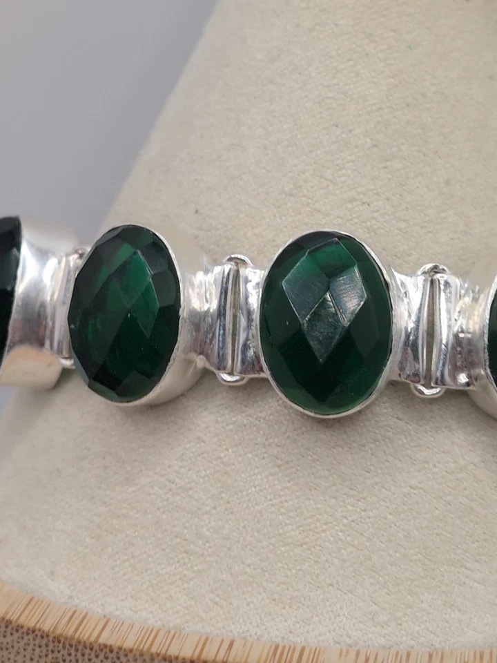 Hermosa pulsera de tenis simulante de piedras preciosas esmeralda enchapada en plata de ley Foto 2 de 4