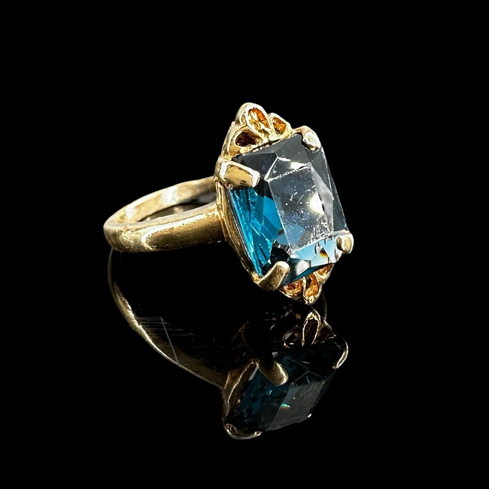 14k yellow gold ring with rectangular london blue… - image 3