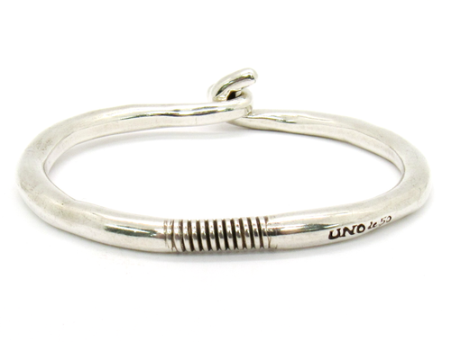 VINTAGE SILVER-PLATED UNISEX UNO DE 50 TWIST KNOT CLASP RIDGED BANGLE BRACELET - Picture 4 of 6