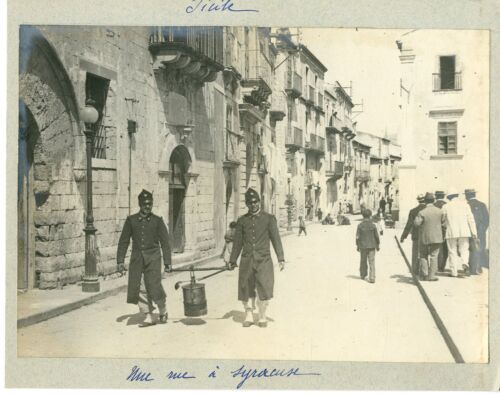 Italie, Sicile, une rue à Syracuse  Vintage print  Tirage argentique  13x18  - Photo 1/1
