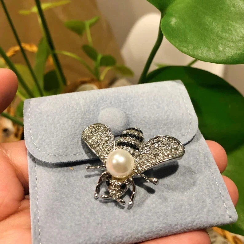 Broche de diseño de abeja de circonita cúbica simulada blanca y negra de 1,60 quilates en plata 935 Foto 3 de 4