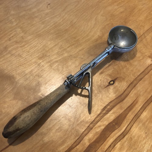 Gilchrist No. 31 Size 24 Ice Cream Scoop Vintage Wood Handle Lever 10-1/2”