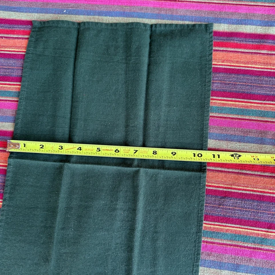 Juego de 12 servilletas de cena de Navidad verde oscuro con borde festoneado rojo y árbol Foto 4 de 4