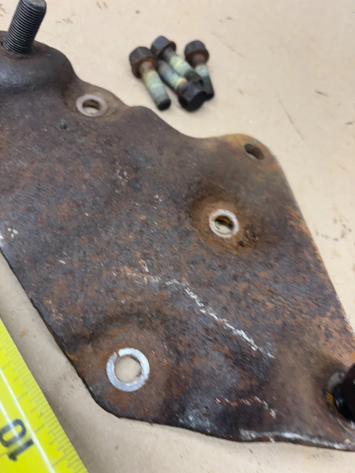 83 84 86 1993 Dodge D100 D150 W150 W350 1981 dirección asistida caja soporte de montaje Foto 3 de 4