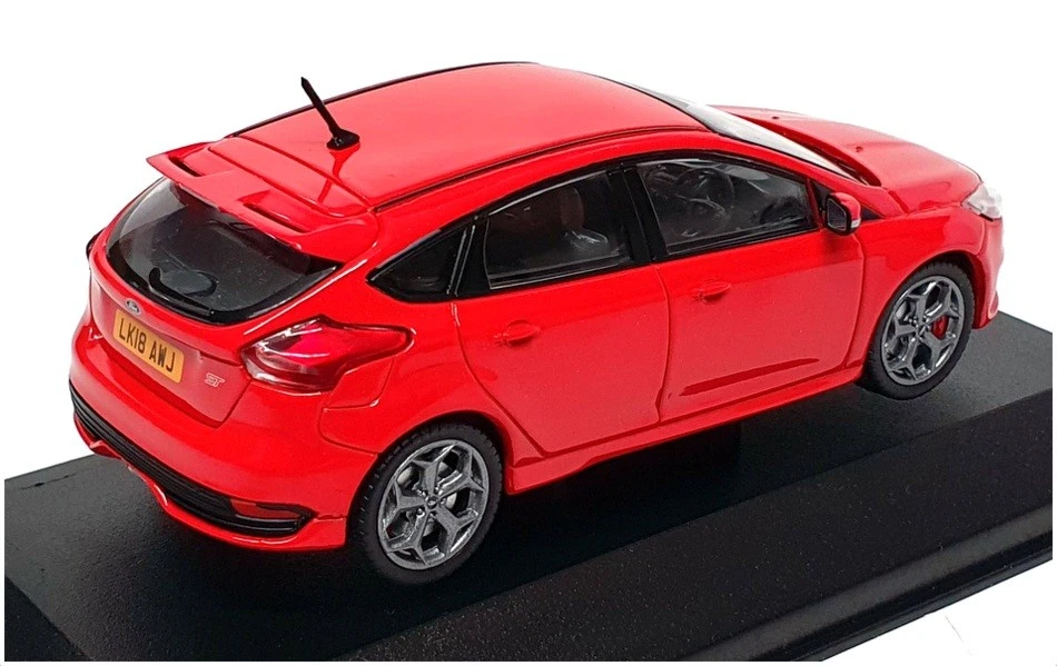 Vanguards 1/43 Scale VA15303 - Ford Focus Mk3 ST-3 - Race Red - Image 2 of 4
