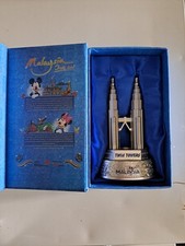 THE PETRONAS TWIN TOWERS METAL SOUVENIR FIGURE MALAYSIA WITH BOX DISNEY 