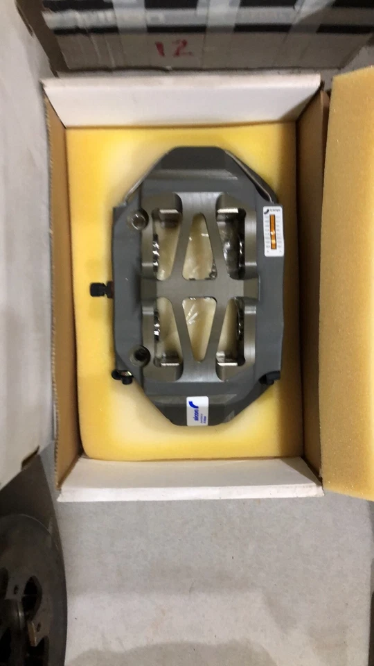 Frenos, pinzas, rotores, sombreros, soportes, pastillas y bujes de rueda Alcon Racing Foto 3 de 4