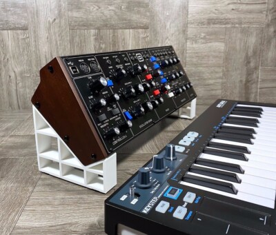 L40º Universal Stand for Behringer Modules & Moog 60-104 HP Eurorack Case -WHITE