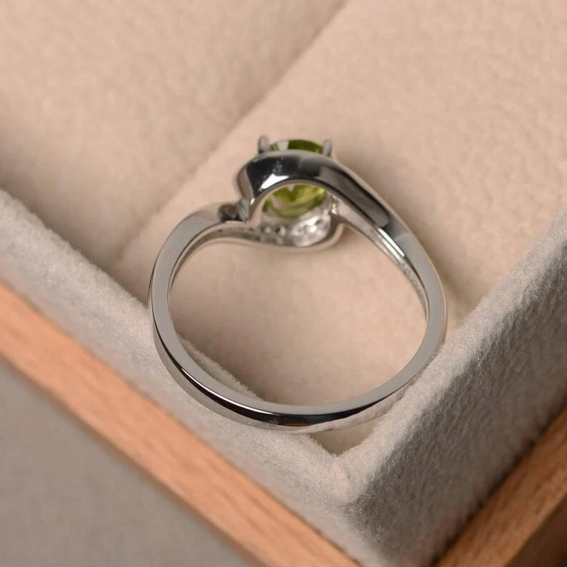 Anillo de compromiso de diamantes peridoto de corte redondo de 1,30 quilates de oro blanco de 14 quilates talla 7 Foto 3 de 4