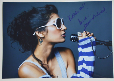 Anushka Manchanda Sexy India Model signed  20x30cm Foto Autogramm Autograph IP6