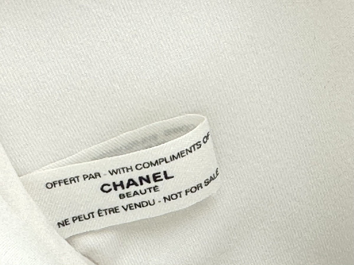 Chanel 2024 Holiday Gift Set - Round Pouch (Can Fit A Phone) | eBay
