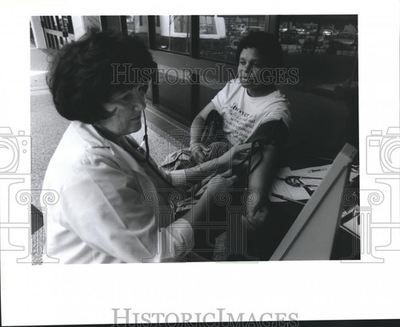 #ad 1995 Press Photo Sandra Singleton takes blood pressure of Judith Fisher at Event $23.88