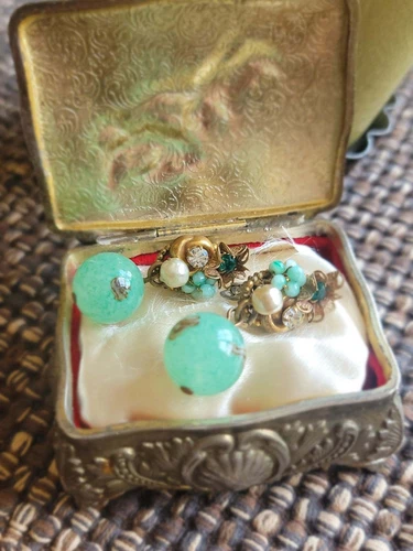 Stunning Vintage Clip Earrings - Signed Miriam Haskell - Peking Glass Green Glas