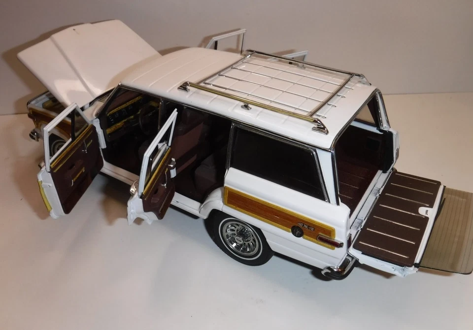AUTOart / AUTO ART - 1989 JEEP GRAND WAGONEER 4X4 - WHITE - 1/18 DIECAST - Image 2 of 4
