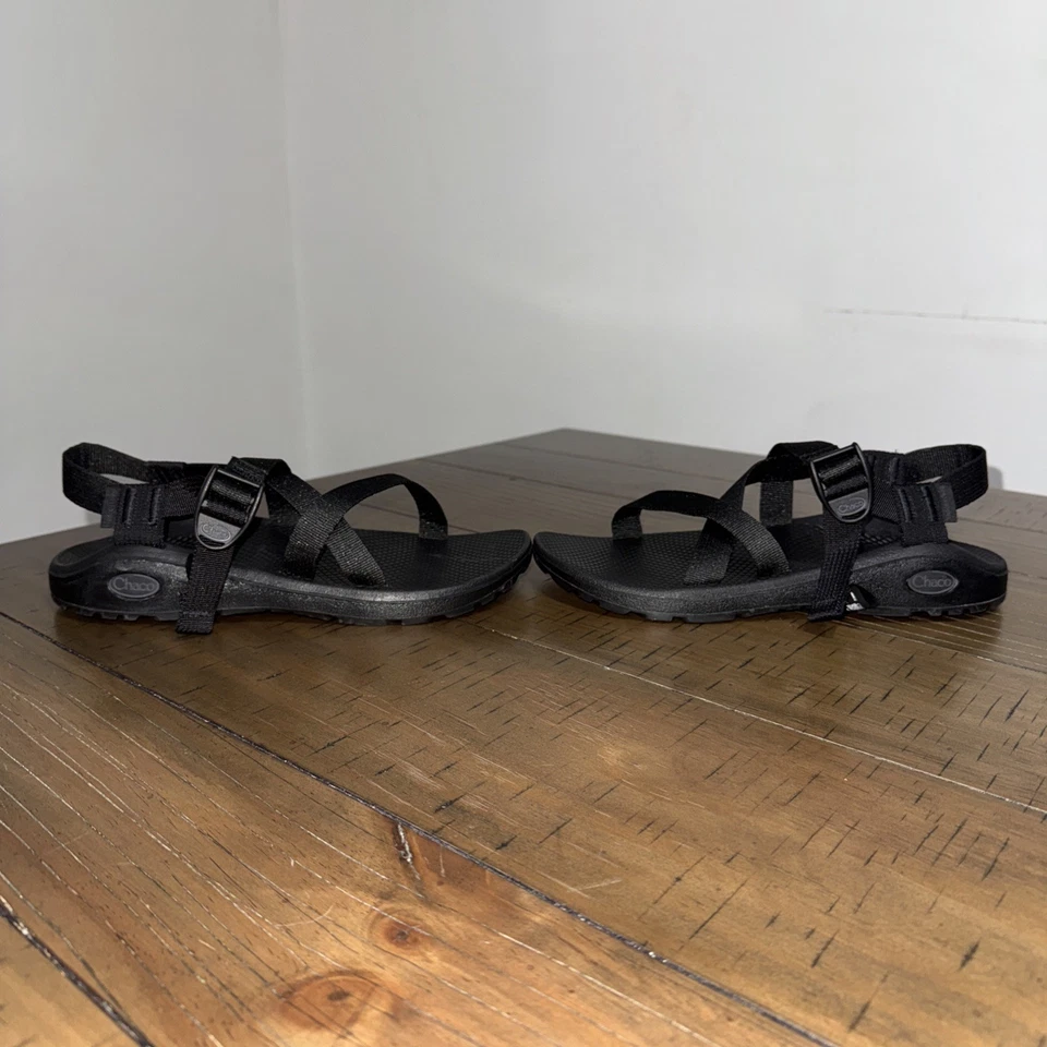 Sandalias negras con suela Chaco Vibram 9 M para mujer cuña sin cordones Foto 2 de 4