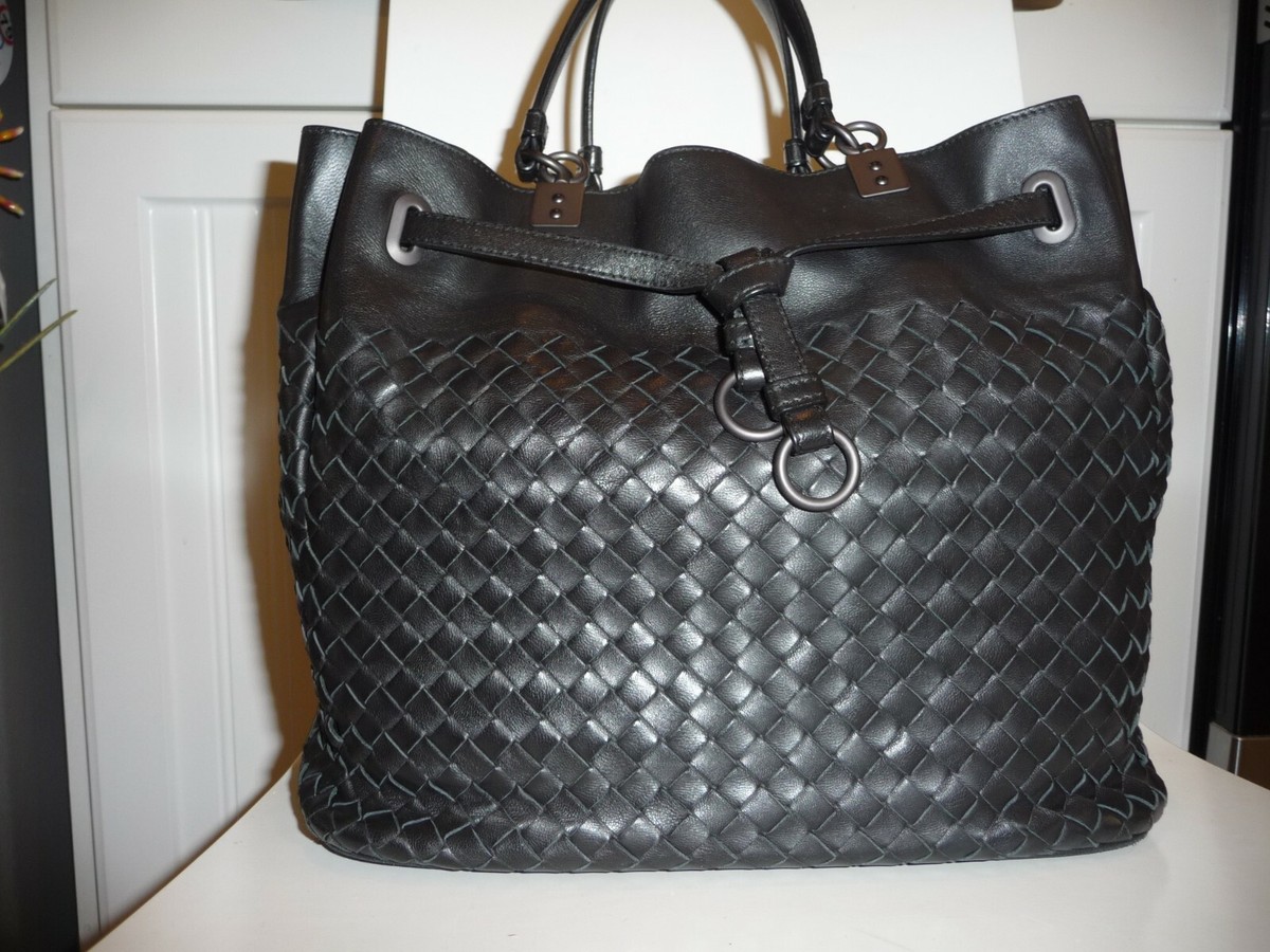 BOTTEGA VENETA BUCKET BAG IN NERO INTRECCIATO NAPPA in