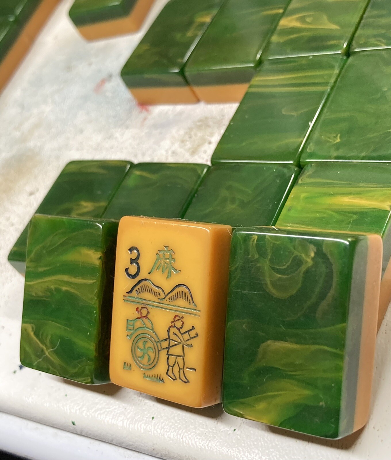 Broche en bakélite jaune d'oeuf et caramel au beurre - France Broche en bakélite jaune d'oeuf et caramel au beurre - France