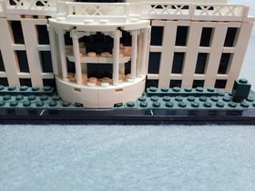 LEGO ARCHITECTURE: The White House (21006) Pre-owned, AS-IS, no book/box