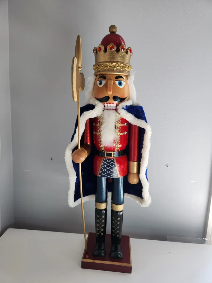 Cascanueces grande de madera King con hacha 24 pulgadas de alto con capa de piel 2014 Foto 3 de 4