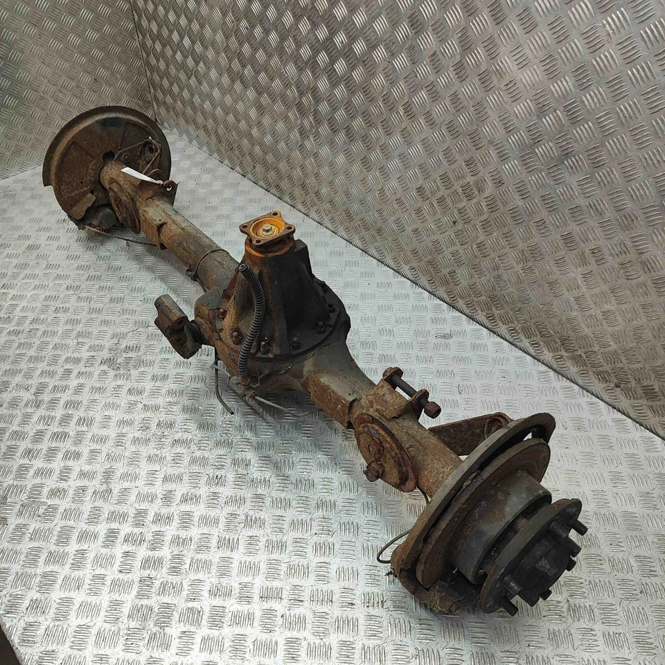 LAND ROVER DEFENDER L315 Wagon Rear Axle TVK100440 2.5D 90kw 2000 31197476 - Image 3 of 4