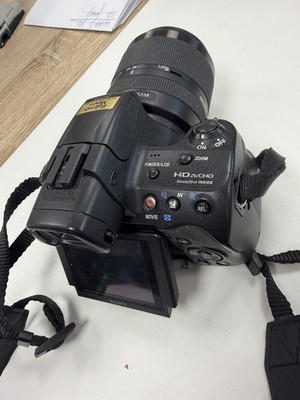 Sony Alpha SLT-A37 DSLR-Kamera mit dem dazugehörigen 18-55mm Kit-Objektiv.
