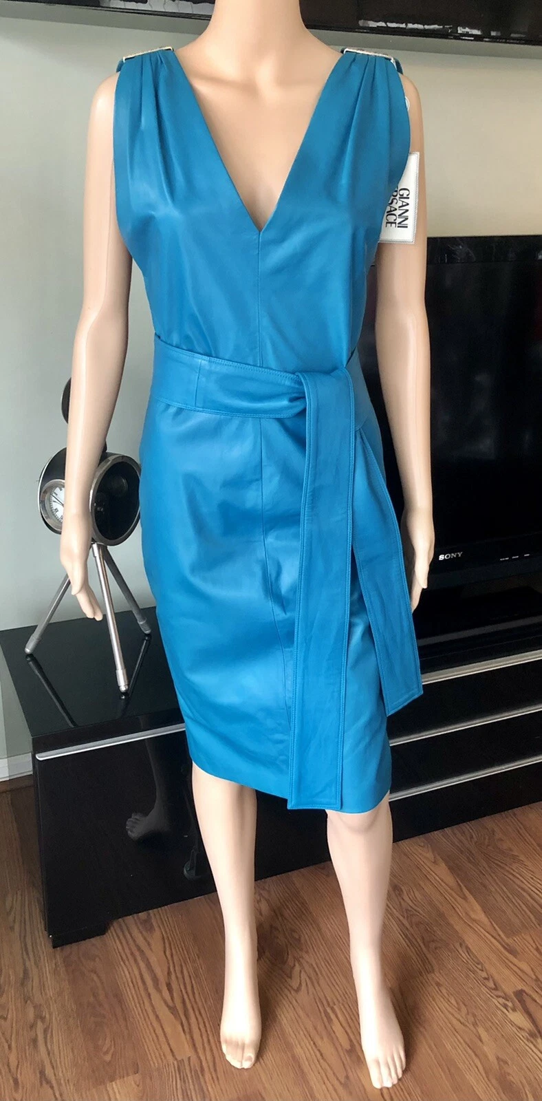 Abito vintage Gianni Versace anni '90 in pelle con cintura posteriore aperta