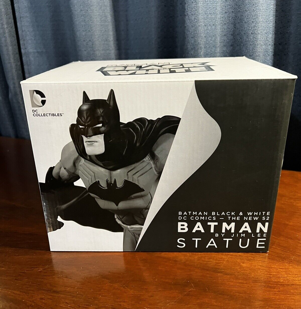 DC Collectables Batman Black and White New 52 Statue Jim Lee DC Collectables Batman Black and White New 52 Statue Jim Lee
