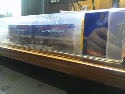 ROCO HO SCALE # 76226 FLATCAR WITH TWO CONTAINERS-PANEUROPA