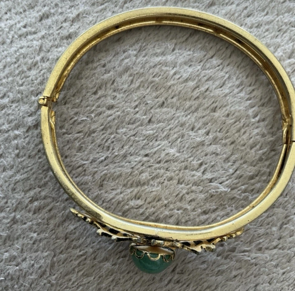 Unknown Gold Bracelet With Jade Coloured Stone - Image 2 of 3