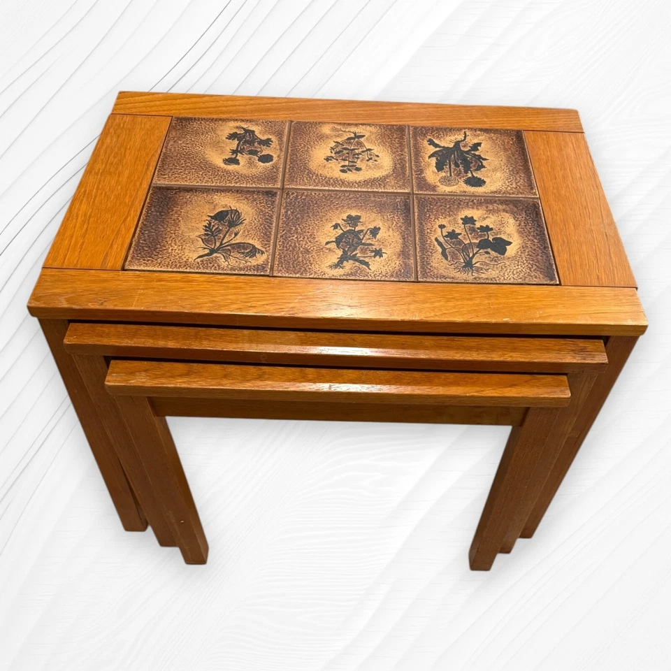 Juego moderno de tres mesas anidadoras de teca con tapa de azulejos Trioh Danish Foto 2 de 4