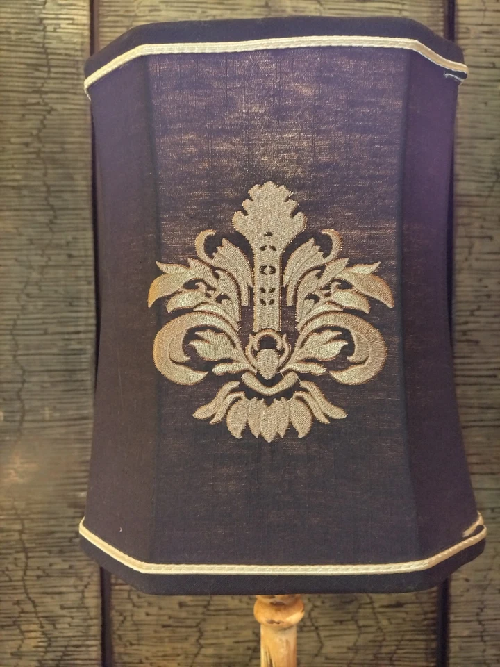 Lámpara de mesa alta de madera maciza de 30" pintada a mano imitación Ritzy y pantalla negra bordada Foto 2 de 4