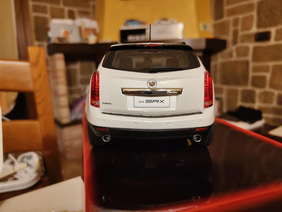 Cadillac SRX Crossover bianco 2010 scala 1/18 di Kyosho. Come nuovo con scatola. - Immagine 4 di 4
