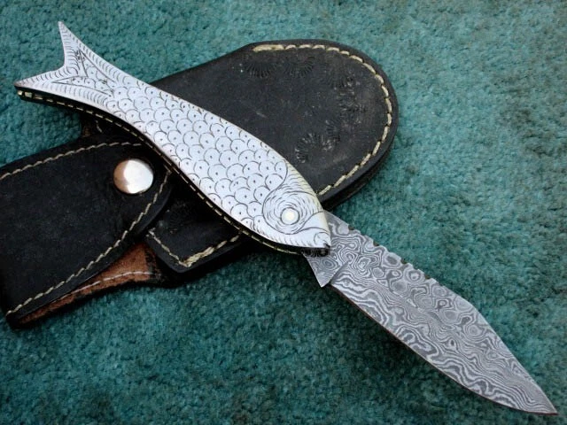 Marvelous Hand Made Folding Knife , Custom Made Damascus Steel Pocket Knife - Image 4 of 4