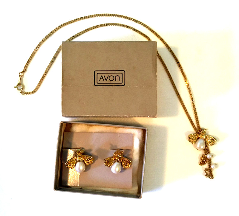 VINTAGE AVON BEE, INSECT CLIP EARRINGS NEW IN BOX & LARIAT CHAIN BEE NECKLACE