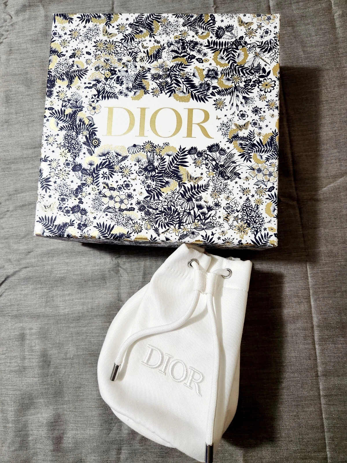 Pochette seau à maquillage Dior sergé blanc avec cordon logo
