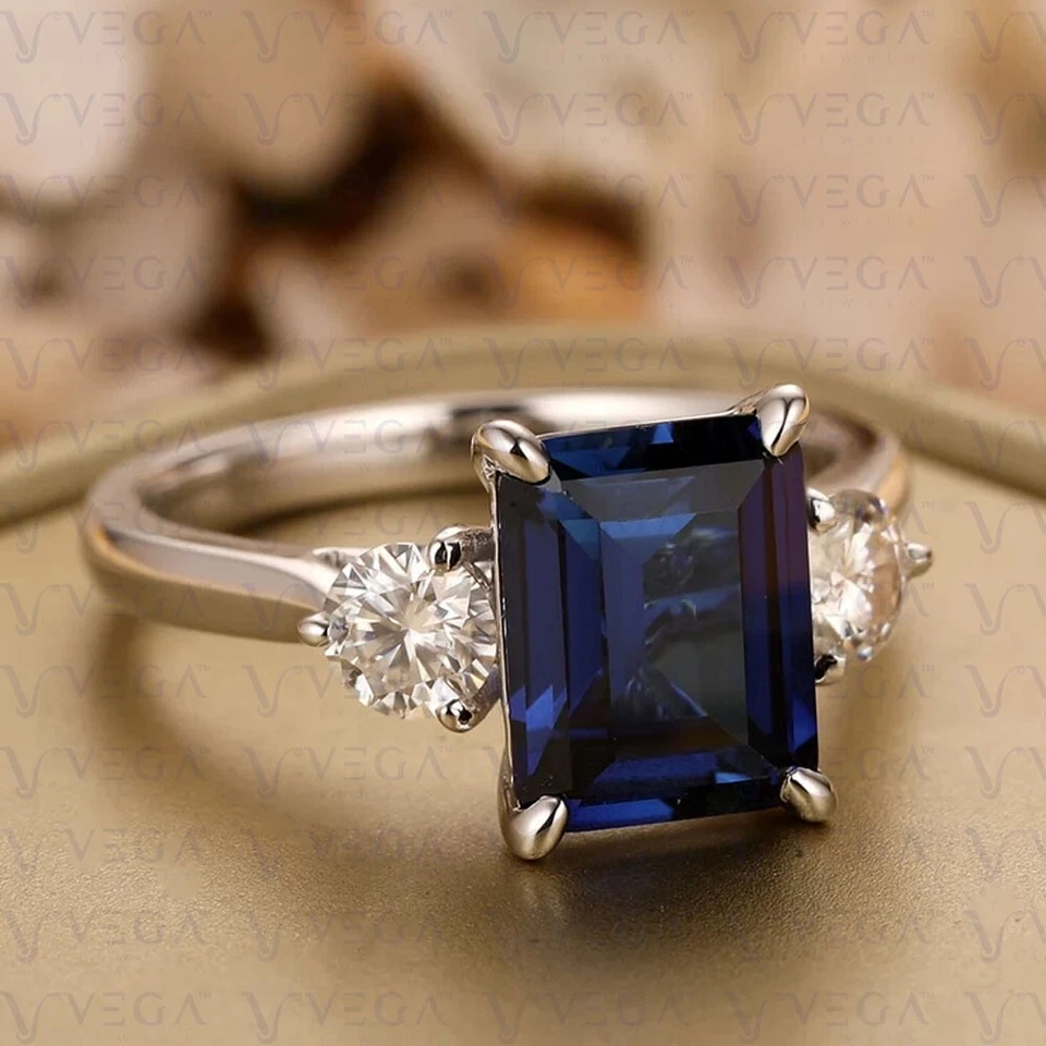 Alianza enchapada en oro blanco de 18 quilates con zafiro natural y diamantes talla esmeralda de 4,20 quilates Foto 2 de 4