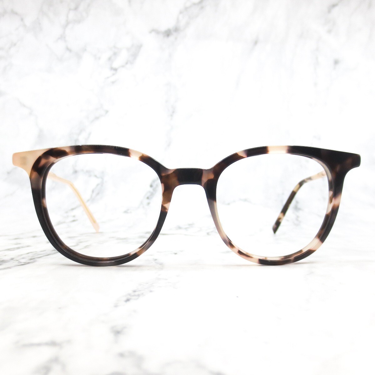 DKNY Cat Eye Sunglasses with Red Temple Accents DKNY Red Clear Retro Cat Eye Glasses Silver Temple DY4622  main image 4