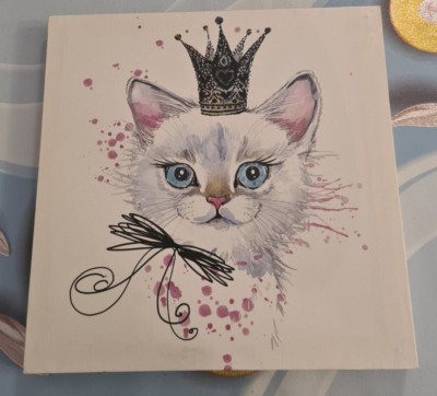 SÜSSE KATZE MIT KRONE UND SCHLEIFE LEINWANDBILD - 25 CM X 25 CM