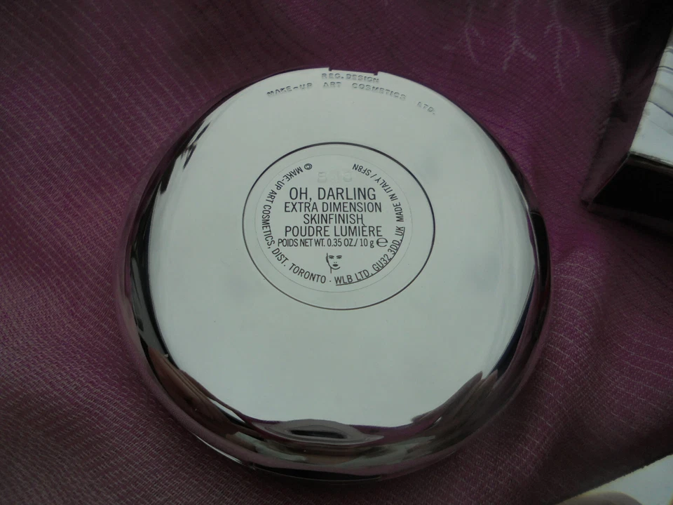 Mac Extra Dimension Hautfinish Poudre Lumiere Highlighter Oh Darling #earthday - Bild 3 von 3